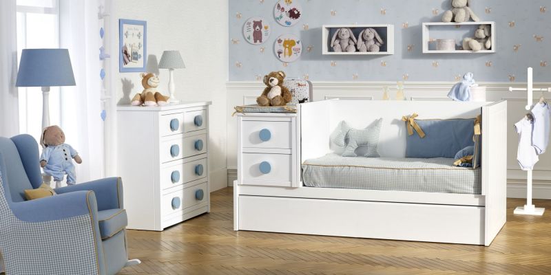 Habitación de bebé azul cuna convertible
