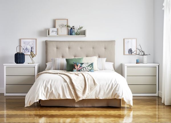 Cabecero tapizado beige con comodas