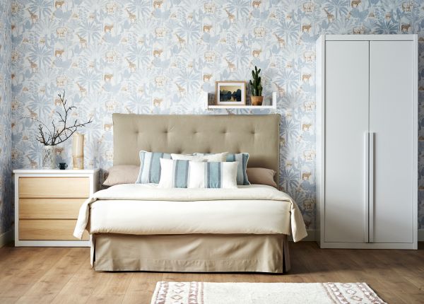 Cabecero tapizado beige mesita de noche en madera y armario