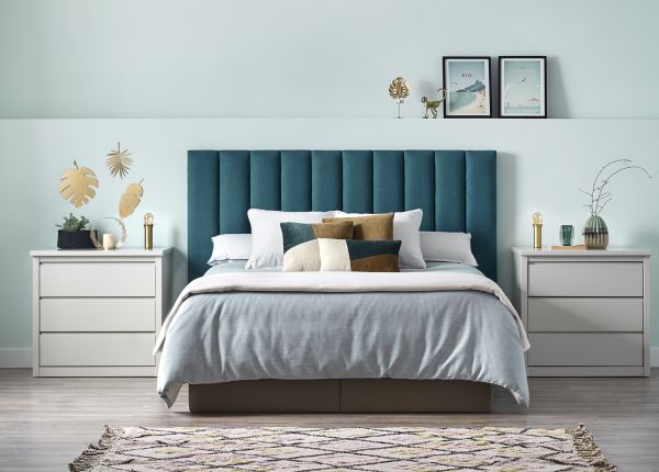 Cabecero tapizado verde y mesitas de noche