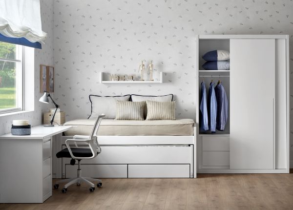 Cama con armario de puertas correderas y mesa de estudio