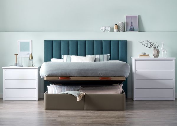 Canape con cabecero tapizado y mesas de noche