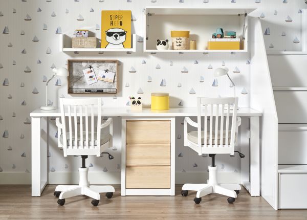 Escritorio madera blanca y dos sillas