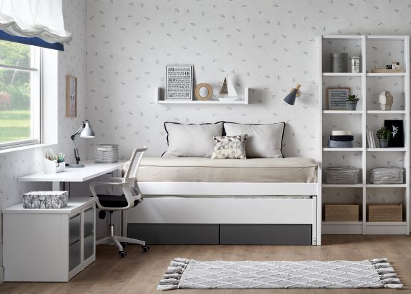 Habitacion con cama compacta y escritorio