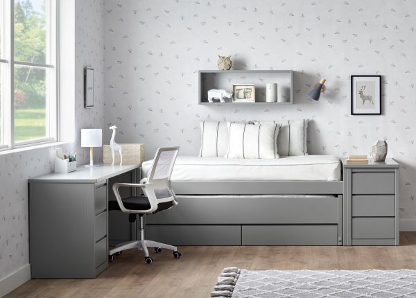 Habitacion gris cama compacta y escritorio con silla ergonomica