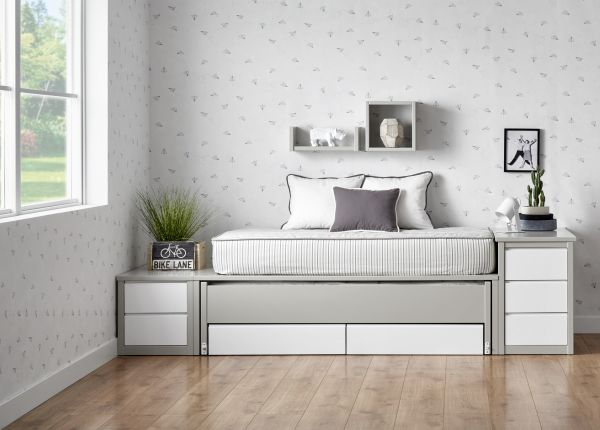 Habitacion joven gris y blanco cama compacta dos colchones y cajones