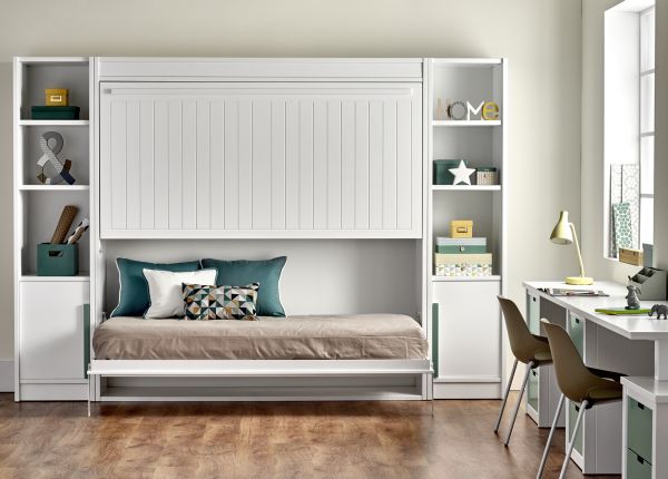 Habitación con litera abatible de dos camas y zona de estudio