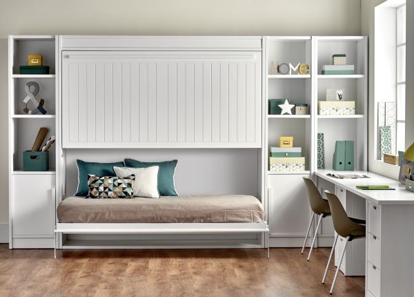 Habitación con litera de dos camas abatible y mesa de estudio