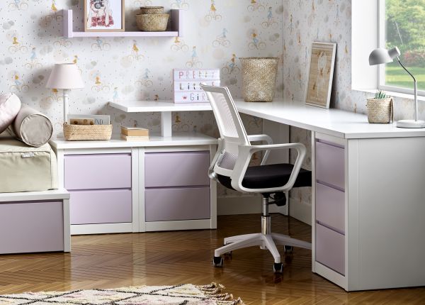 Zona de estudio con silla ergonomica